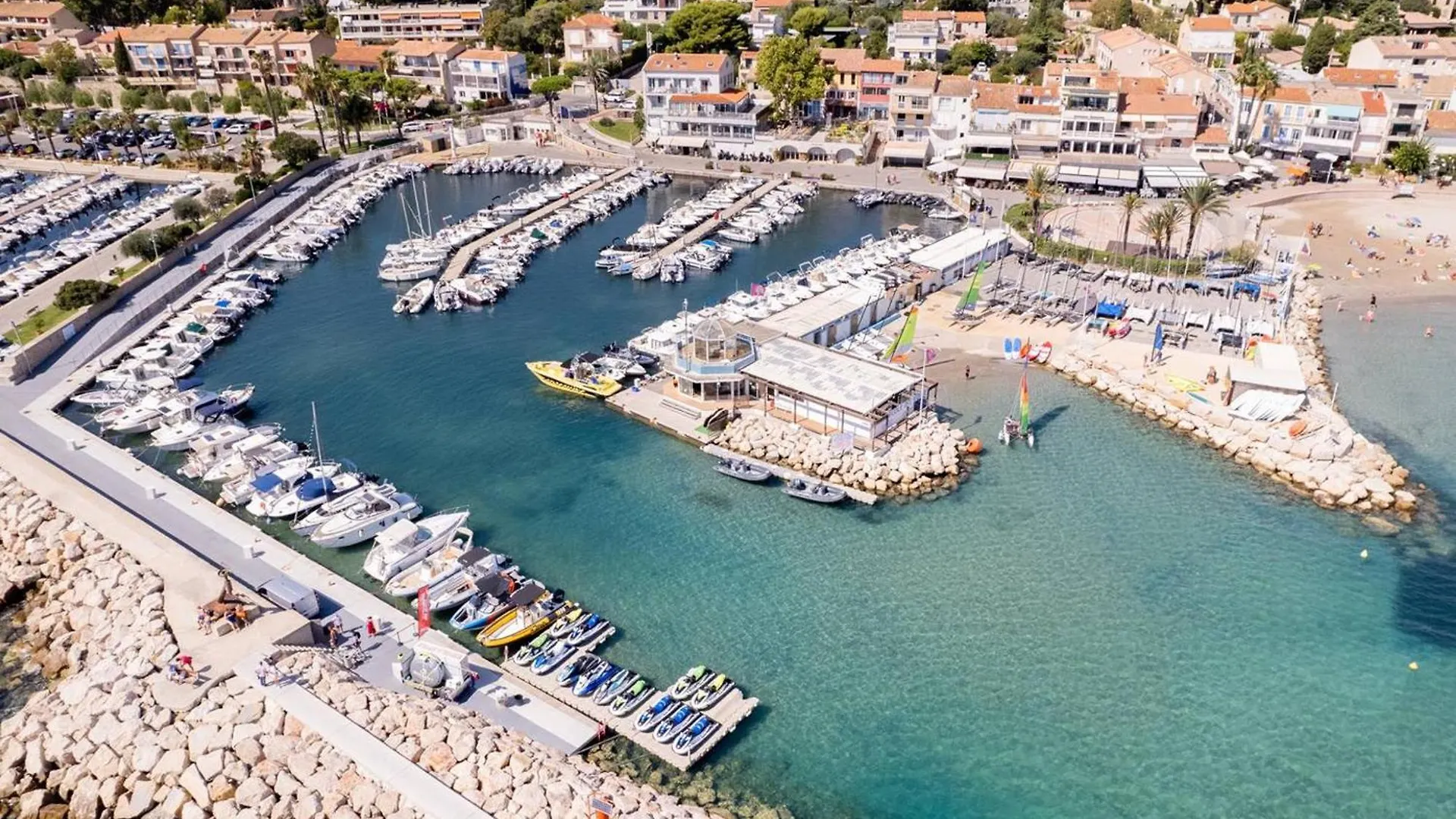 Appartement Lumineux Pres De La Plage Avec Parking Securise A Saint-Cyr-Sur-Mer - Fr-1-770-49 0*,