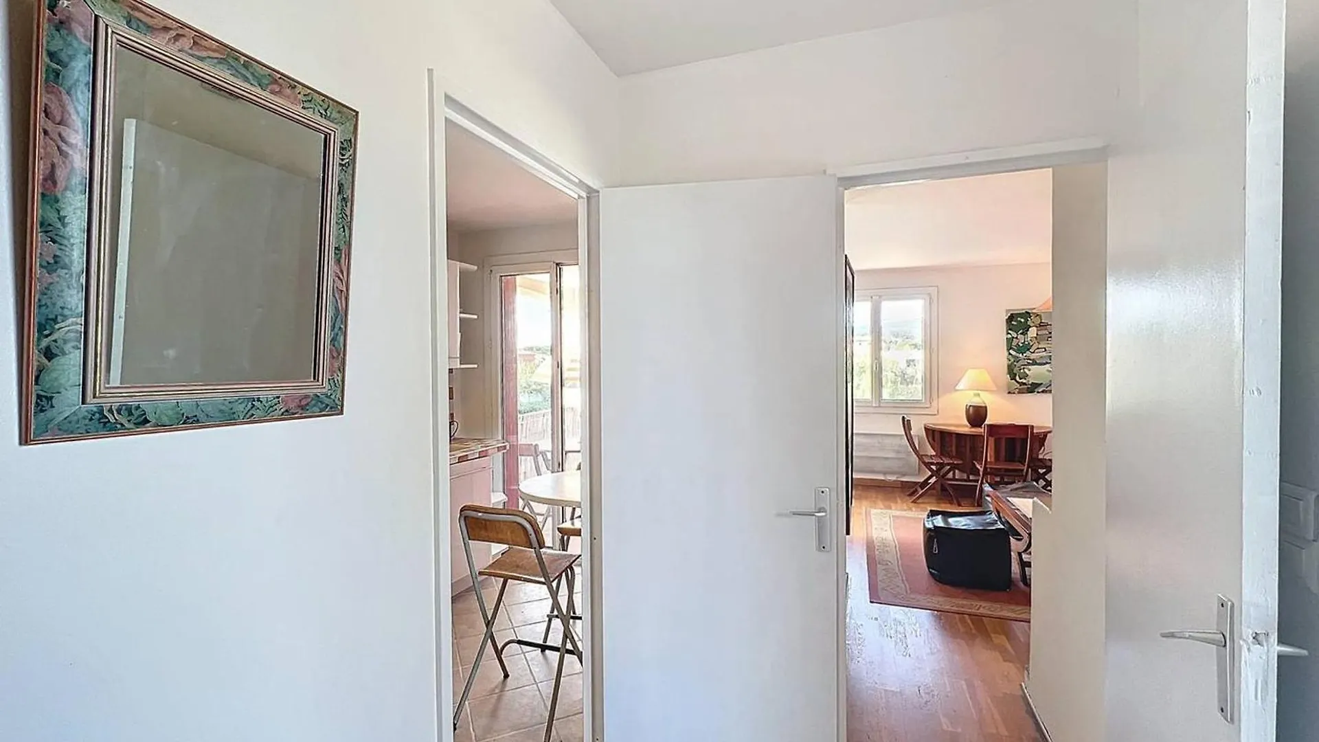 Appartement Lumineux Pres De La Plage Avec Parking Securise A Saint-Cyr-Sur-Mer - Fr-1-770-49 0*,