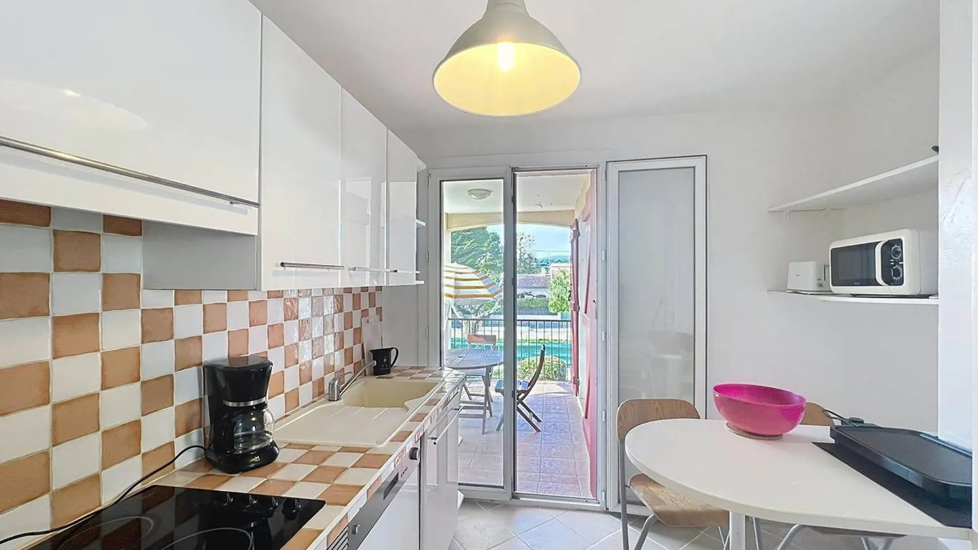 Appartement Lumineux Pres De La Plage Avec Parking Securise A Saint-Cyr-Sur-Mer - Fr-1-770-49