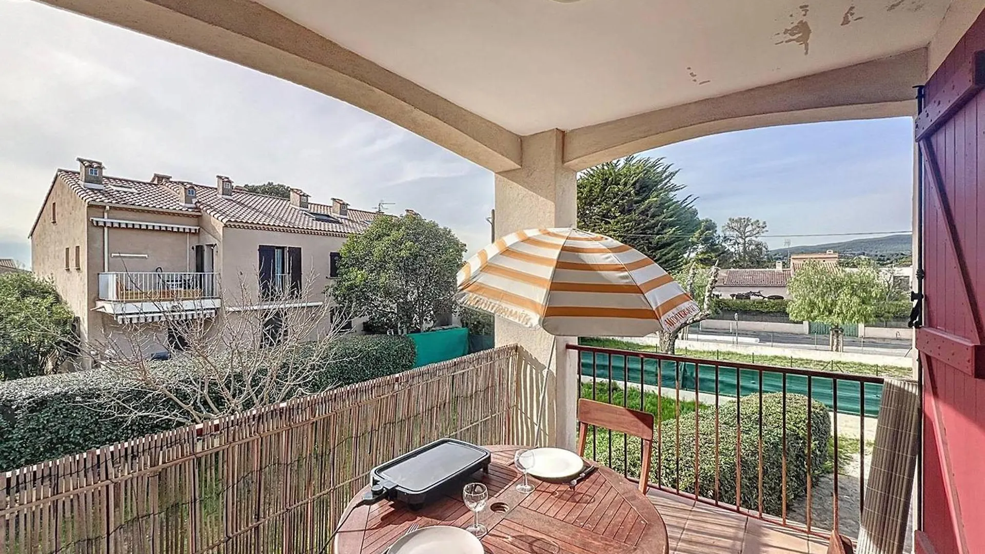 Appartement Lumineux Pres De La Plage Avec Parking Securise A Saint-Cyr-Sur-Mer - Fr-1-770-49