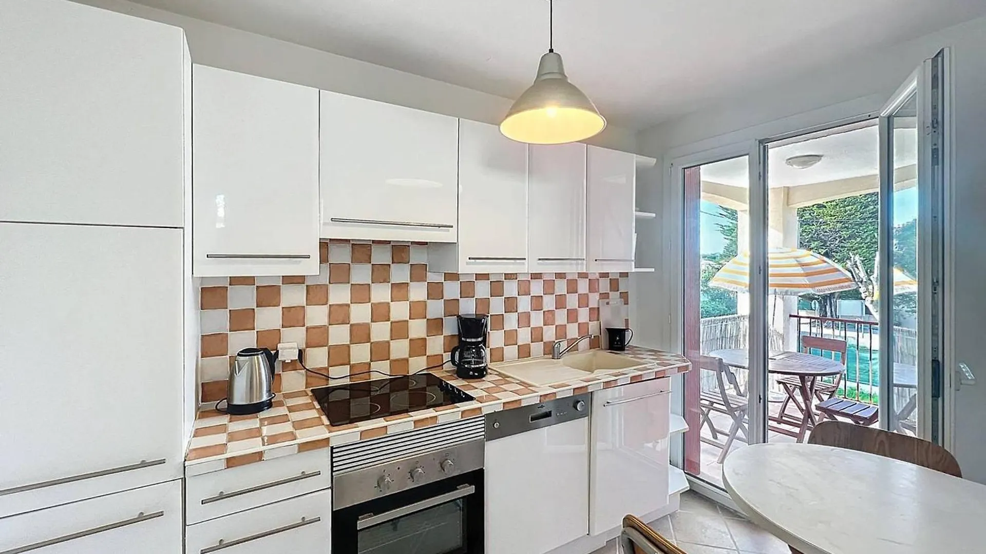 Appartement Lumineux Pres De La Plage Avec Parking Securise A Saint-Cyr-Sur-Mer - Fr-1-770-49 Apartment